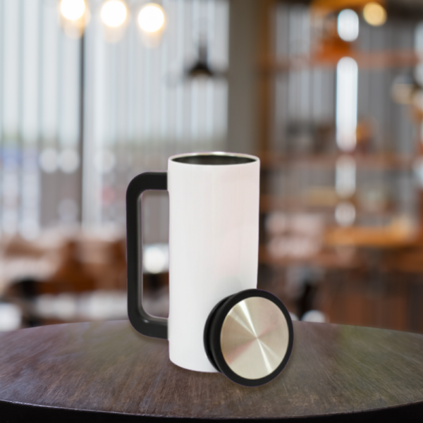 Taza para cafe en forma de cilindro con manija amplia y tapa sellada para viaje